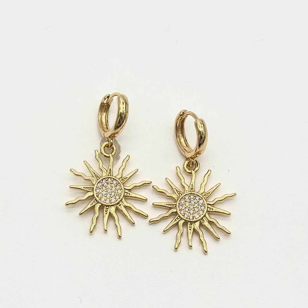 Aretes Huggie Sol Radiante con Zirconias Chapa de Oro 18K | Mael Joyería
