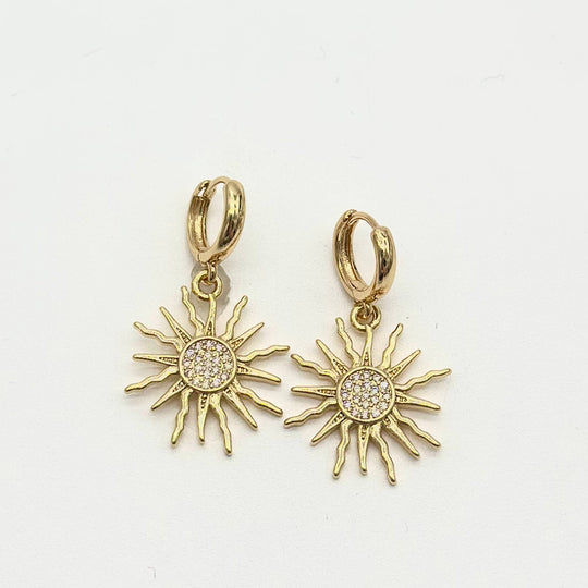 Aretes Huggie Sol Radiante con Zirconias Chapa de Oro 18K | Mael Joyería