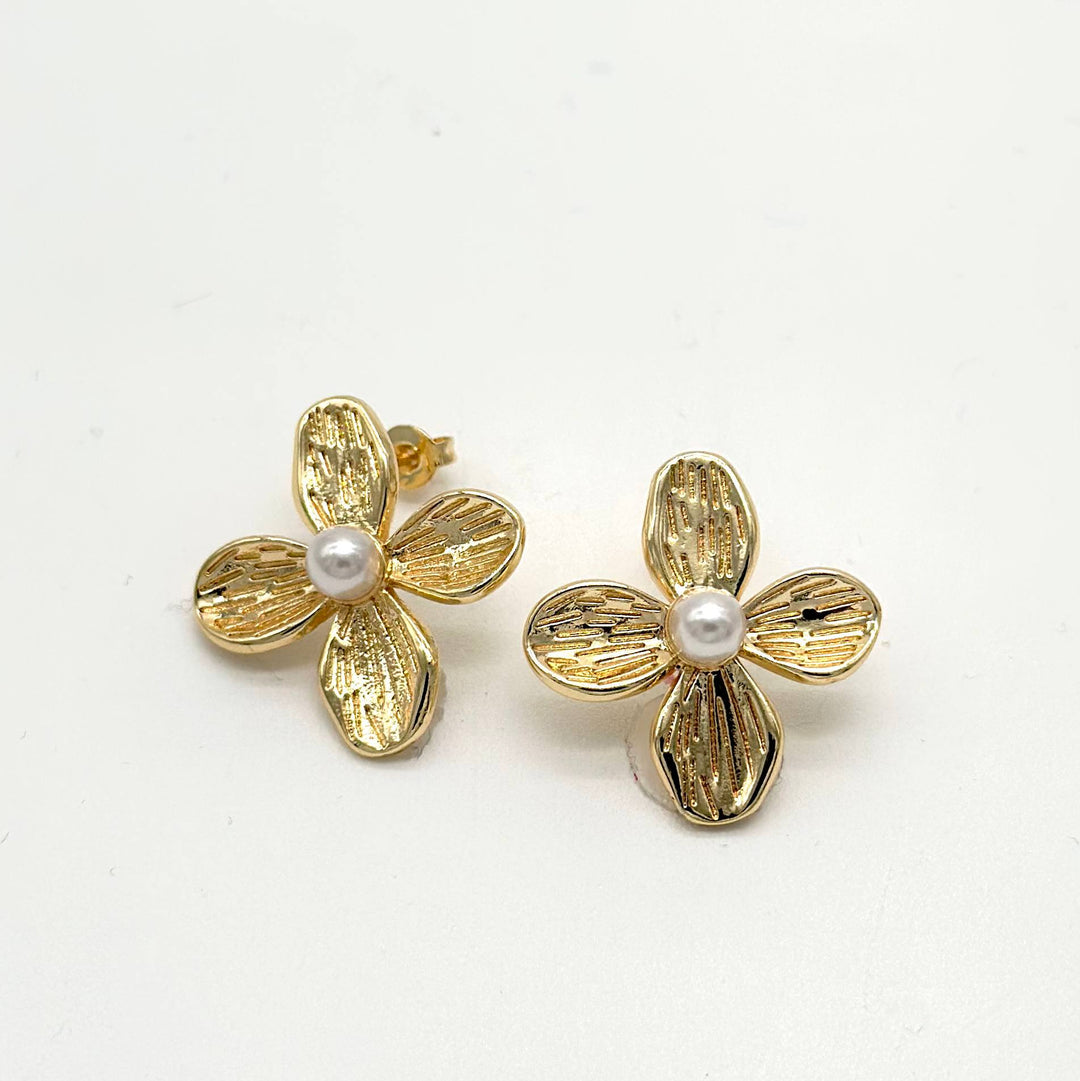 Aretes Flor con Perla Chapa de Oro 18K | Mael Joyería