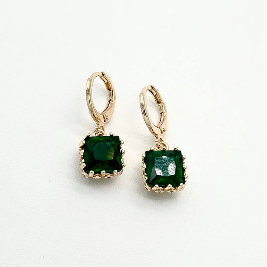 Aretes Huggie con Cristal Verde Esmeralda en Chapa de Oro |Mael Joyería
