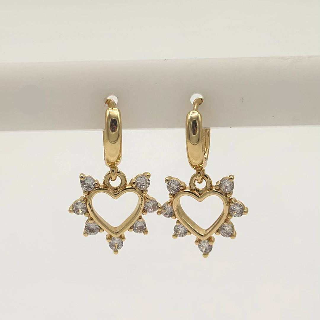 Aretes Huggie Corazón Radiante con Zirconias en Chapa de Oro | Mael Joyería