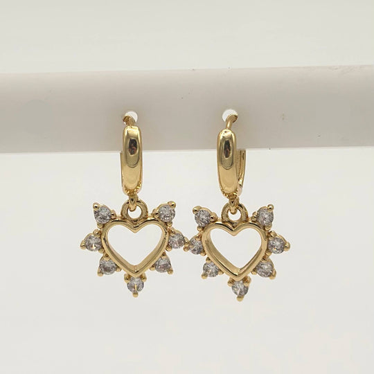 Aretes Huggie Corazón Radiante con Zirconias en Chapa de Oro | Mael Joyería