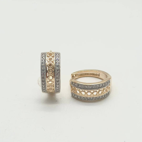 Aretes Huggie Bicolor con Zirconias y Detalle Calado en Chapa de Oro | Mael Joyería