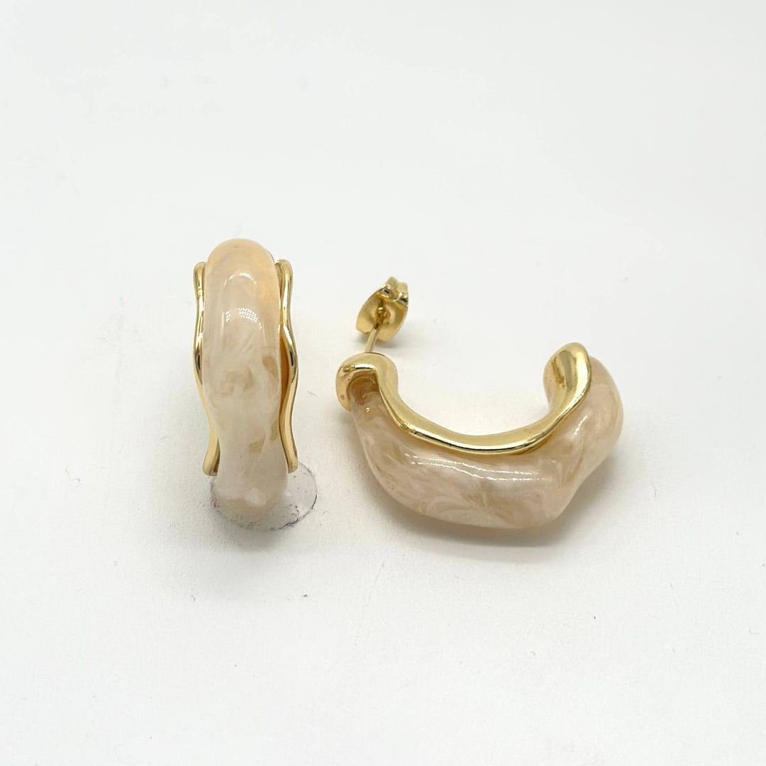 Aretes Curvos de Resina Marfil en Chapa de Oro | Mael Joyería