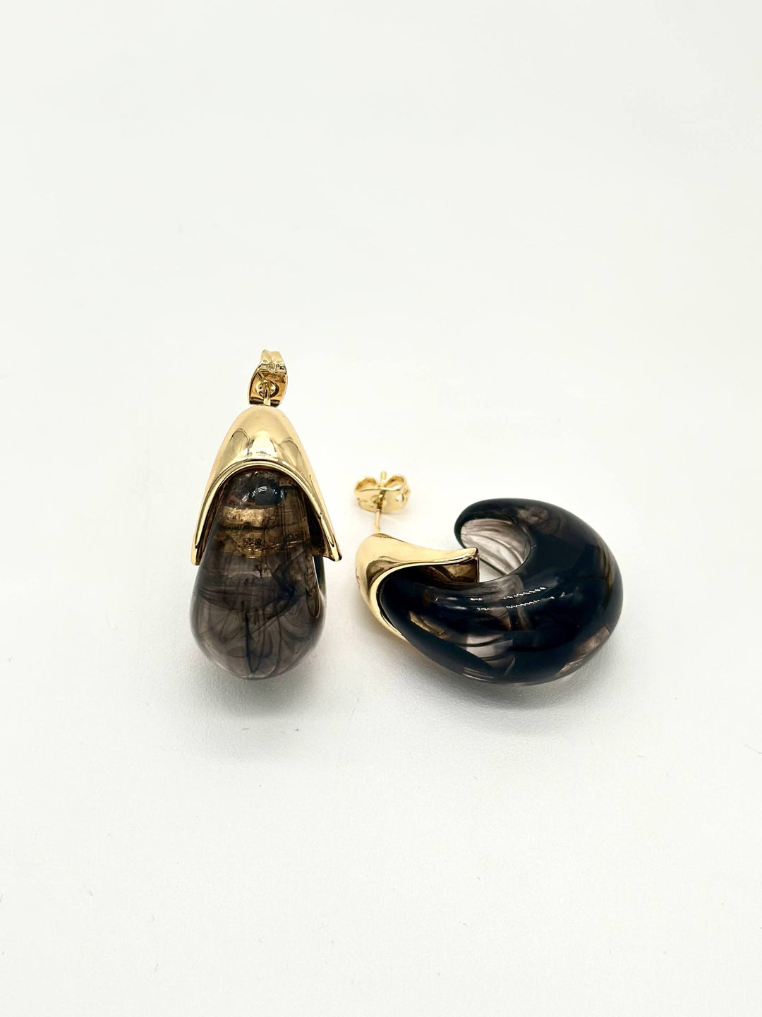 Aretes Gota de Resina Negra en Chapa de Oro | Mael Joyería